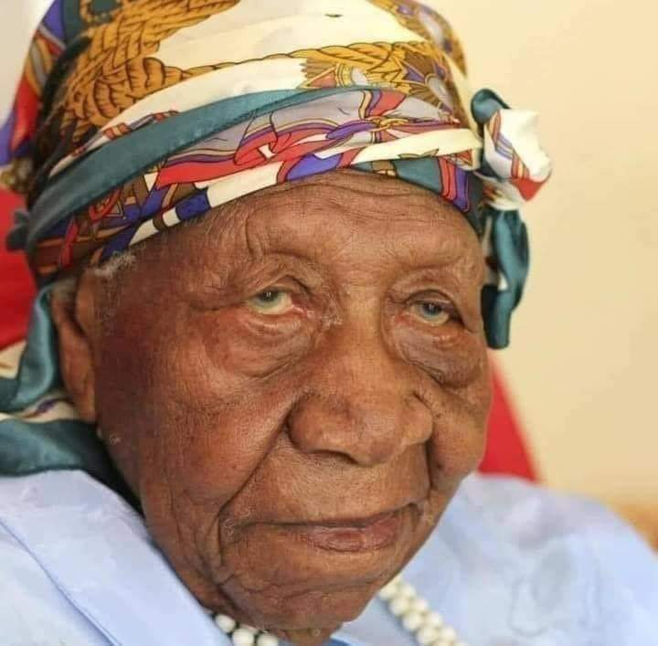 L'histoire d'une grande mère plus intelligente que la banquière