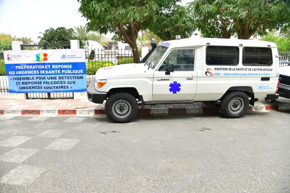 L'organisation mondiale de la Santé (OMS) offre un lot d'ambulances au Sénégal.